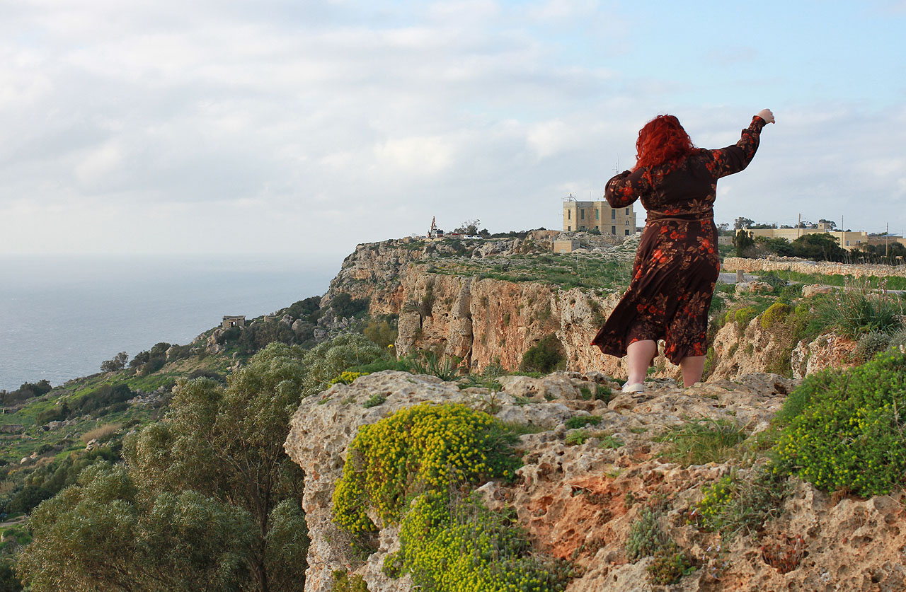 Na útesu mně zapózovala i jedna plus size modelka v červených šatech.