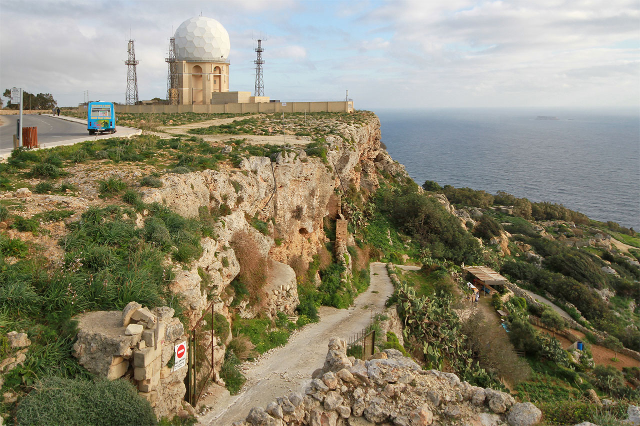 Místní radar vidí daleko na moře pod sebou.