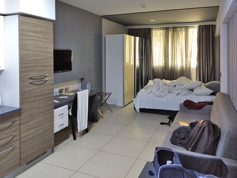 Ubytování zajišťoval Kevin a musím uznat, že vybral výborně. Malý apartmán na nábřeží s vlastní kuchyní, vanou v koupelně a pracovním stolem v Gżiře byl levný a útulný.