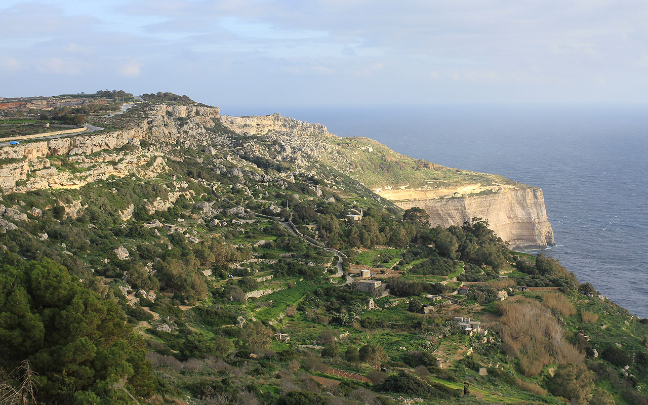 Na první pohled strmě do moře padající útesy jsou ve skutečnosti poměrně rozeklané a ukrývají spoustu teras, údolíček a průrv, takže za každou hranou, kde by člověk už čekal moře, se rozkládá další skrytý svět plný zahrad a domků, nezřídka opuštěných.