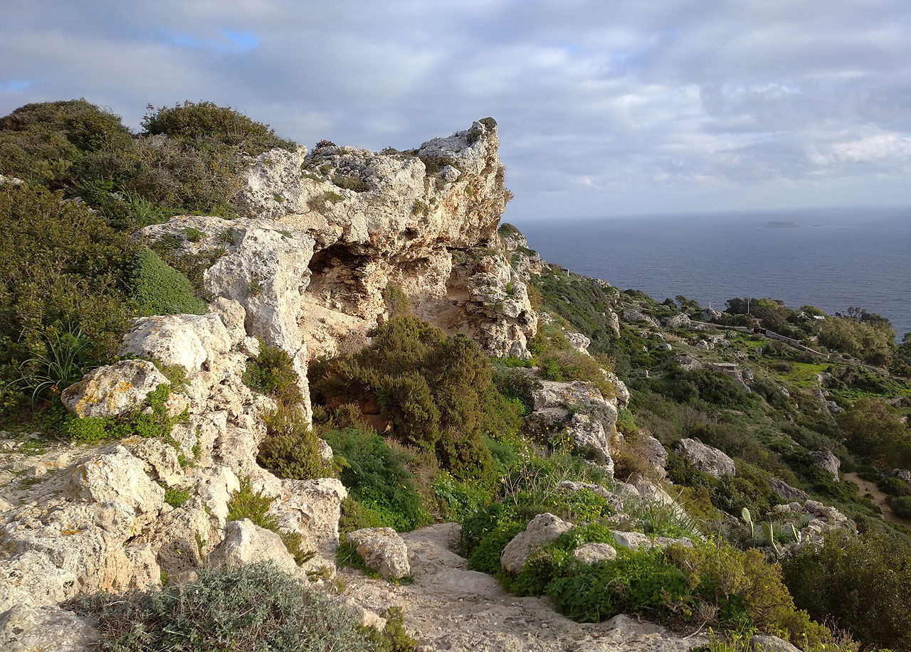 Pobřeží je pokryté nádhernými místy pro táboření. Opuštěné jeskyně, skryté průrvy, místy dokonce pláže, obvykle však pod útesy nepřístupné.