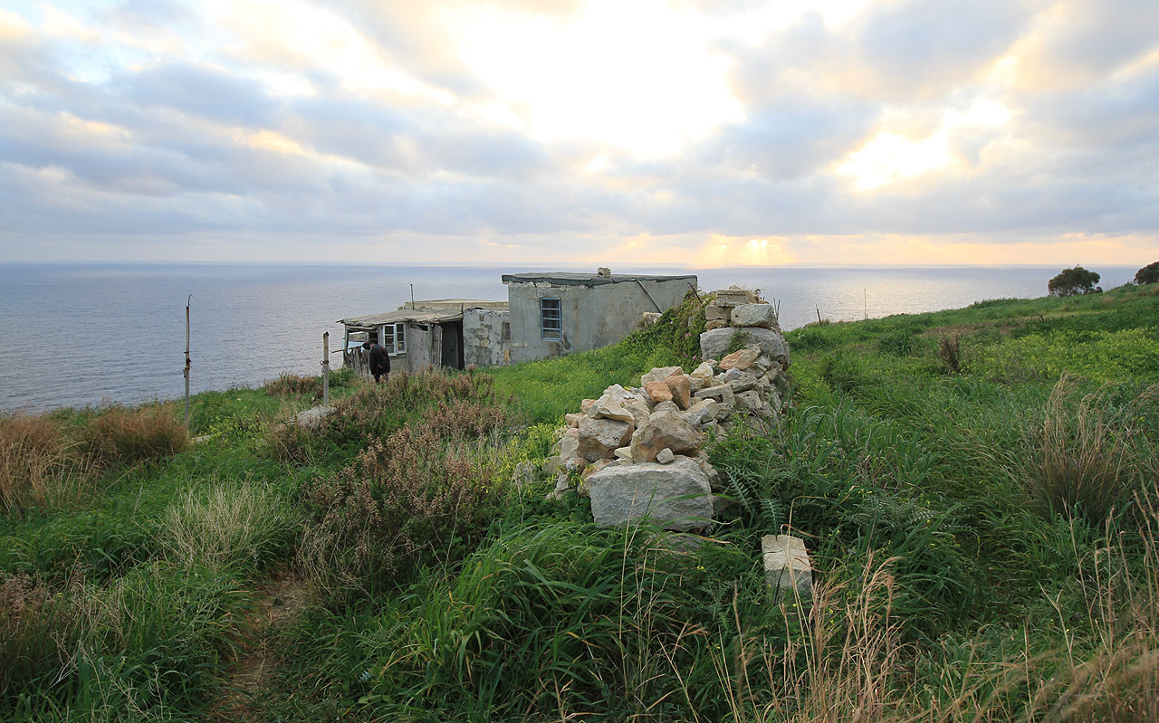 Osamělé domečky na svazích nad pobřežím nás těsně před západem slunce naplňují pocitem smíření a klidu.