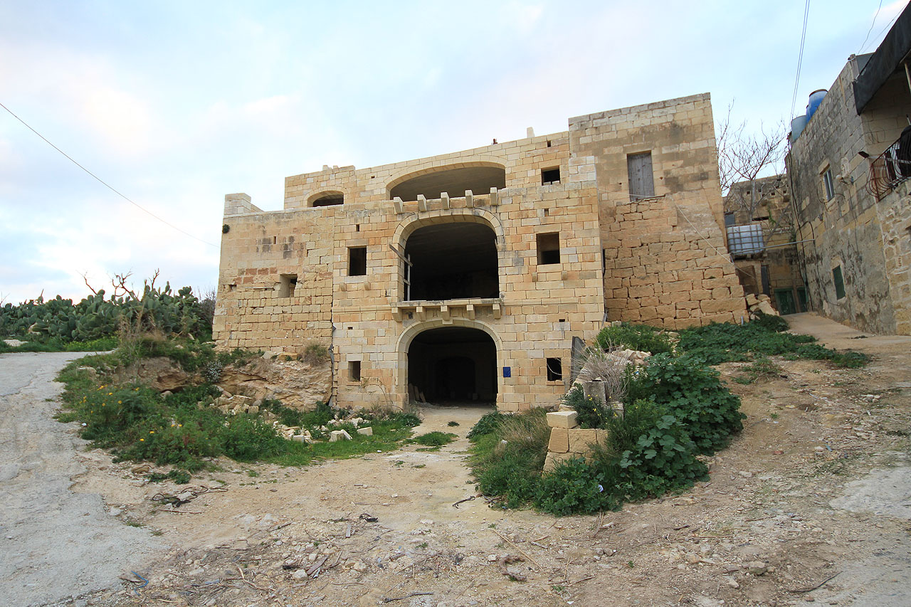 I ten nejobyčejnější nedostavěný rodinný domek působí na Maltě velkolepě. S neskutečnou přesností nařezané kamenné bloky a architektura na pomezí byzantského a moderního stylu poskytují většině staveb důstojnost u nás nevídanou.