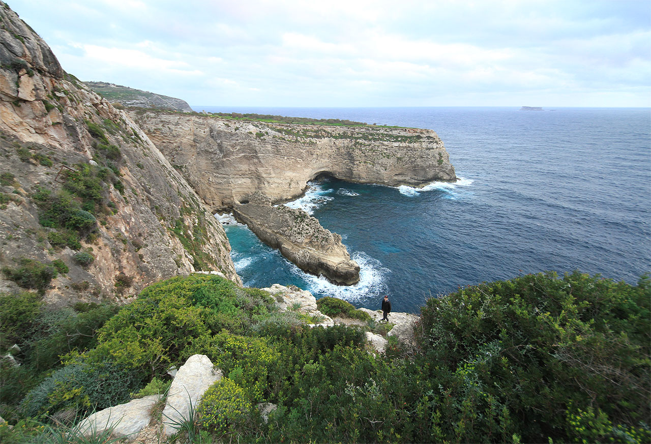 Naplánovali jsme si, že sestoupíme až k hladině moře a omyjeme své nohy středozemní vodou. Jenže cesta dolů se zdála být stále obtížnější.
