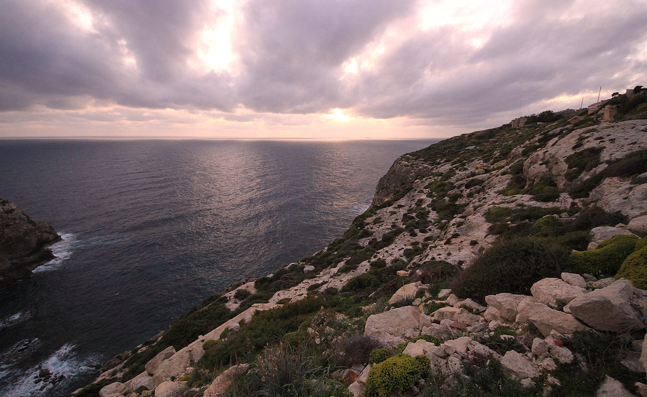 Při západu slunce nás oba postihly sklony k romantice. Celé naše maltské dobrodružství mělo příchuť loučení, protože čtyři dny po návratu Kevin definitivně opustí Brno.