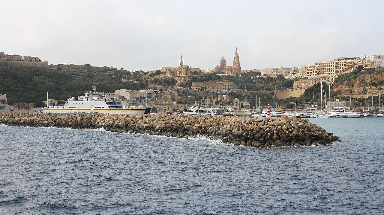 Přistáváme ve vesnici Mġarr (L-Imġarr), nad kterou se tyčí majestátní kostel Panny Marie Loretské a o kousek blíž kostel Panny Marie Lurdské.