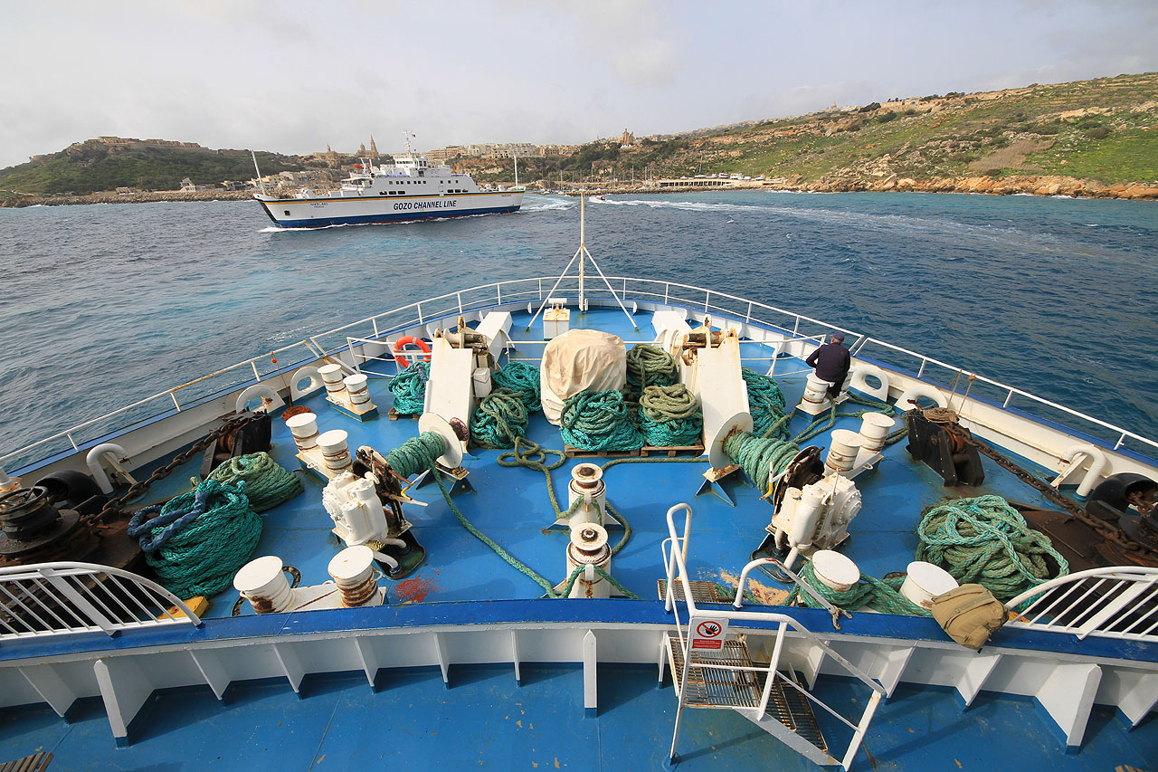 Provoz mezi ostrovy Malta a Gozo zajišťuje dvojice přívozů, cesta trvá asi 40 minut.
