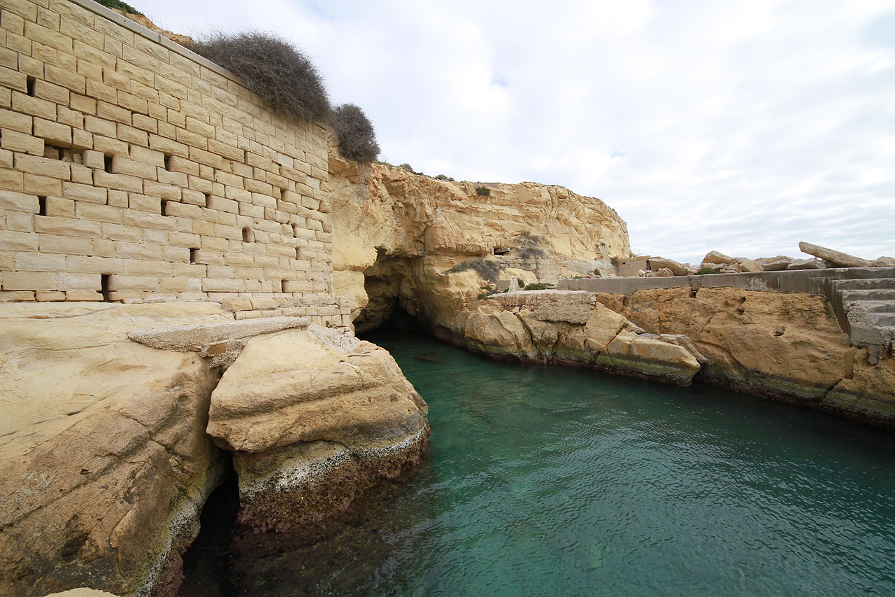 V pátek ráno jsem vyrazil na obhlídku pobřežní části města Gżiry. Všechny stavby na Maltě, stejně jako skála, na které stojí, jsou z nádherně žlutého vápence. Ten také skýtá množství krasových jeskyní, často vystupujících přímo z moře. Majitelé domu na povrchu leckterou z nich využili jako své soukromé podzemní přístaviště.
