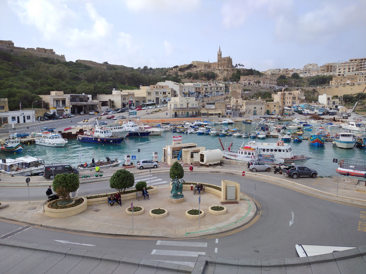 Přestup na autobus, který již čeká v přístavu, probíhá hladce.