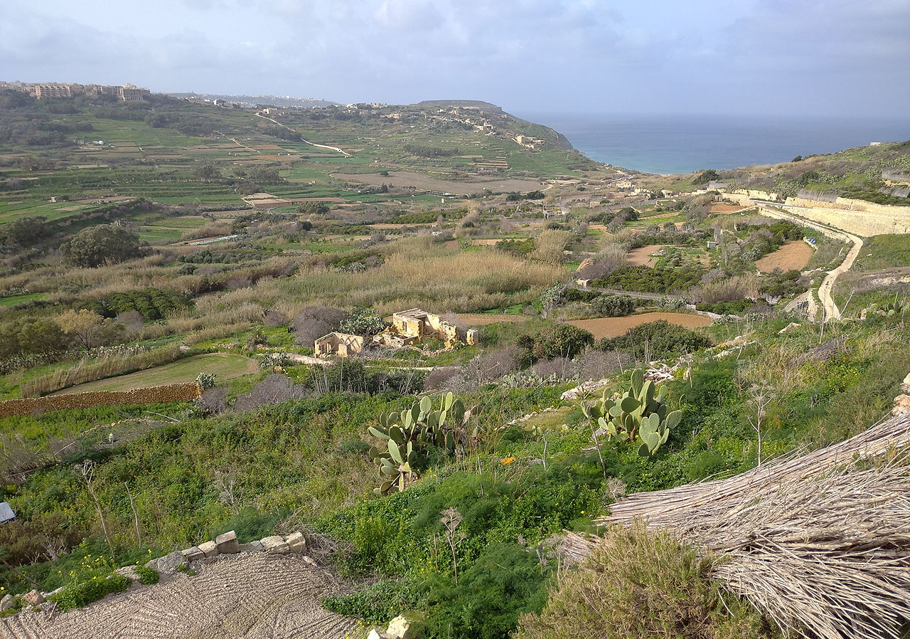 Vystupujeme na zastávce Bir v Naduru, odkud nás čeká cesta prosluněnými svahy k moři. Část půdy je ještě obdělávaná, většinu ale pokrývají kakty a plevel.