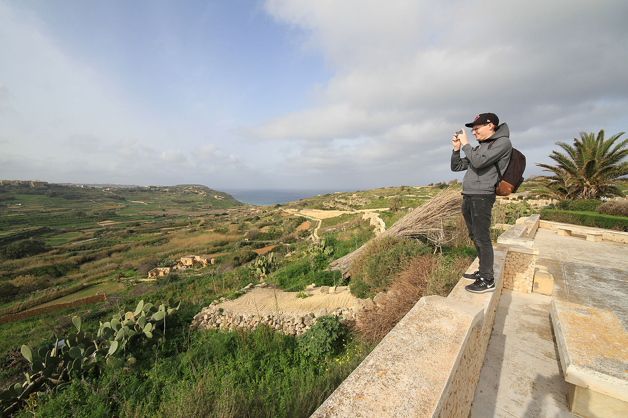 Antická atmosféra tu dýchá z každé kamenné zídky a terásky. Pro přiletivší ze středoevropského šediva a zimy je místní slunce balzámem na duši.
