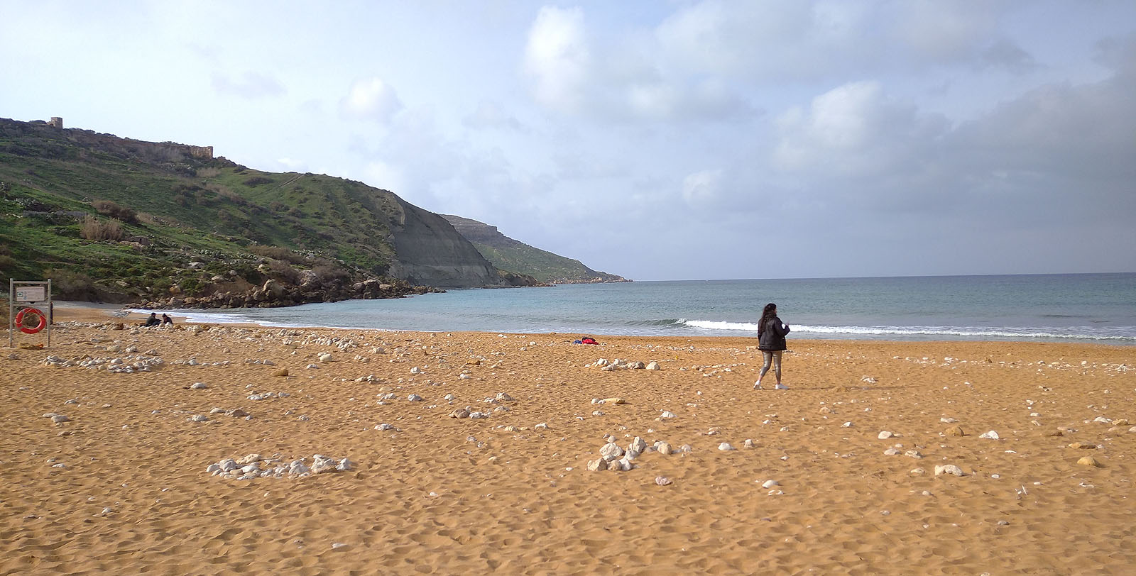 Proslulá pláž Ir-Ramla l-Hamra. Tady podle legendy přistál Odysseus, aby se záhy seznámil s nymfou Kalypsó, která si ho na sedm let schovala jen pro sebe. Seznamte se, támhle právě přichází. Tehdy se ještě Gozu říkalo Ógygie.