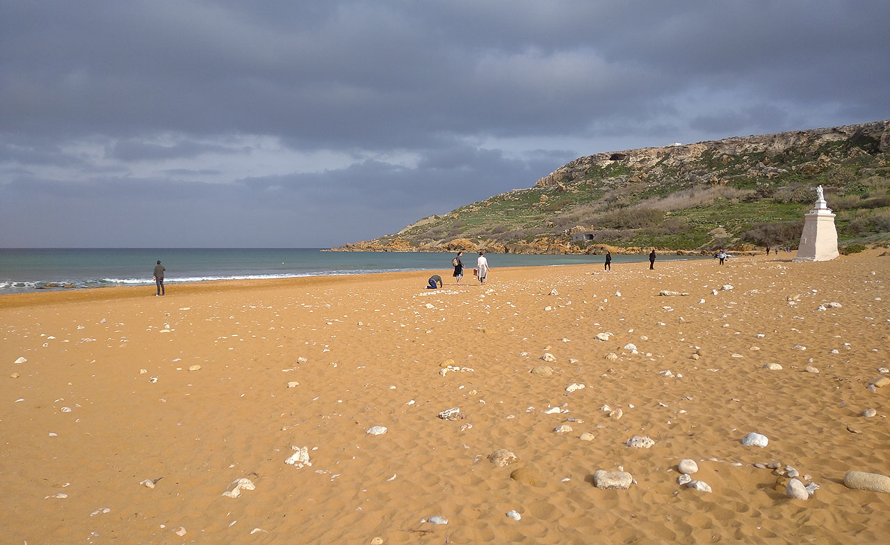 Protože je už po tisíce let Ir-Ramla l-Hamra jedním z nejpříjemnějších chráněných přístavišť na Gozu, stály tu stavby prakticky vždy od doby, kdy lidi zjistili, že dřevo plave po vodě.