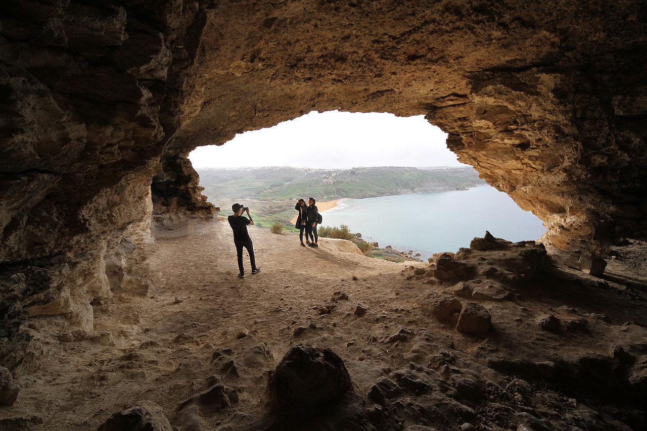 Kevin fotí místní kočky. Taková žádost se odpírá těžko.