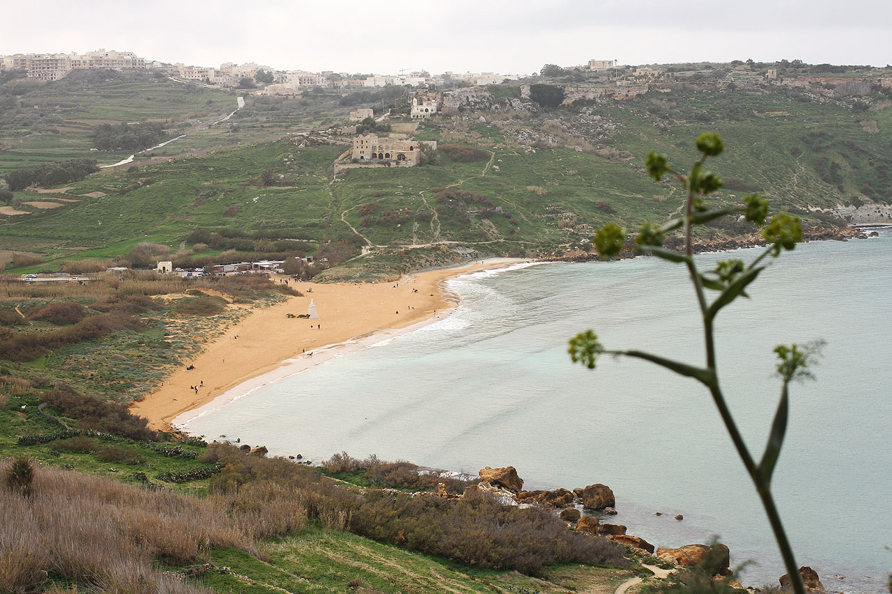 Z jeskyně Mixty se nám naskýtá výhled zpátky na pláž Ir-Ramla l-Hamra a zejména na nikdy nedostavěnou <a href="/Tema/Restaurace Ulysses Lodge Xagħra">retauraci Ulysses Lodge</a>, za níž se ukrývá Kalypsina jeskyně, ve které byl Odysseus vezněn.