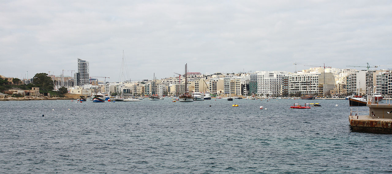 Pobřeží na sebe navazujících měst Gżiry a Sliemy je dnes lemováno hradbou turistických hotelů.
