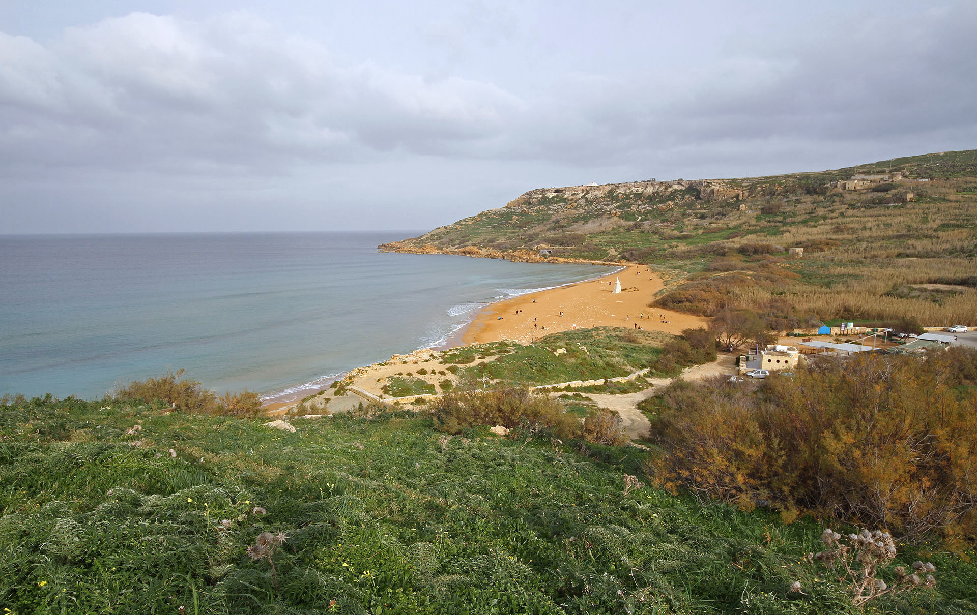 Takže jsme tam museli zajít. Výhled na pláž tentokrát po slunci.