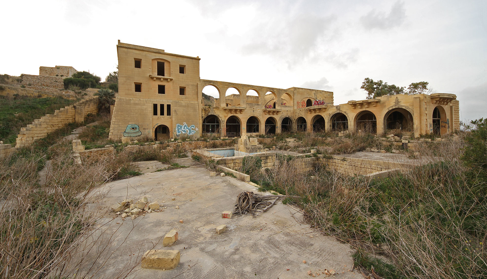 <a href="/Tema/Restaurace Ulysses Lodge Xagħra">Restaurace Ulysses Lodge</a> měla být luxusním místem pro konání obřadů jako jsou svatby, křtiny nebo narozeninové párty. Nymfa Kalypsó však způsobila, že se dal svah do pohybu a budově tak trošku rozhodila sandál.