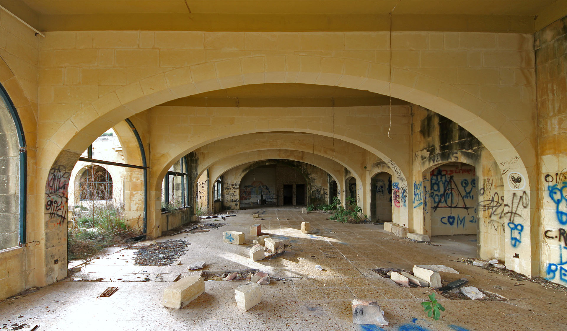 Místo velkolepých oslav tu teď profukuje vítr.