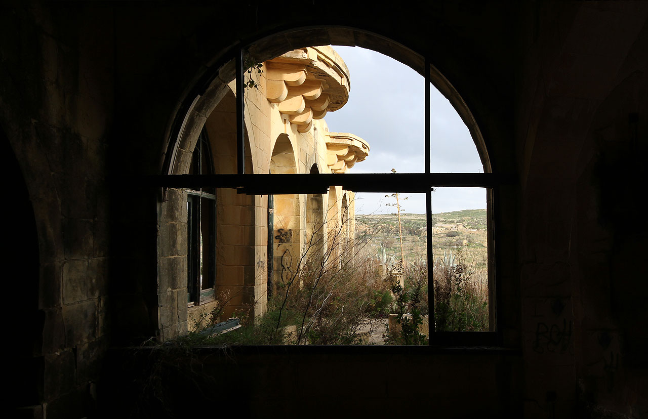 Stejně jako prakticky všechny stavby na Maltě je i restaurace vybudována ze žlutavých vápencových bloků. Kámen se tu totiž těží v několika lomech, zatímco cement je nutné dovážet.