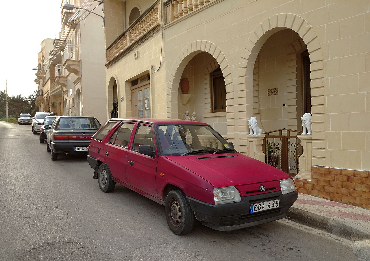 Naše další cesta vedla do Id-Dwejry, což znamenalo chytit včas autobus v Rabatu a tedy projít velmi rychlým, místy až indiánským krokem skrze Xagħru a přilehlé vesničky. Po cestě jsme našli několik dalších stodvacítek, Favoritů, Formanů a Felicií.