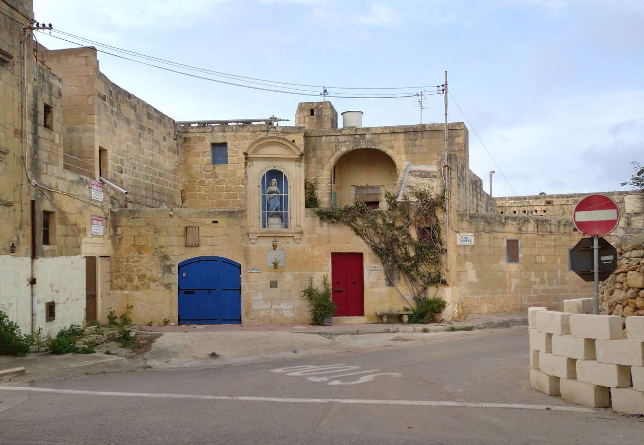 Mé pochyby se prohlubují. Posedlost Pannou Marií začíná být na Gozu všudypřítomná.