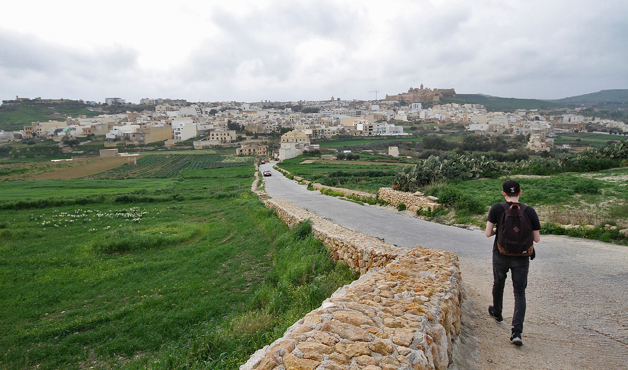 Rabat je na obzoru. Tady se v nás probudilo cosi z dětství a z kopce jsme až dolů beželi s roztaženýma rukama a křičeli na celé kolo.