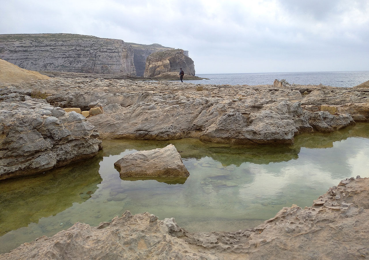 Autobus v Rabatu jsme stihli a v pozdním odpoledni jsme přijeli do skalnaté zátoky Id-Dwejra. Ještě před pár léty tu stávalo úžasné skalní okno, které se však nedávno zřítilo do moře.