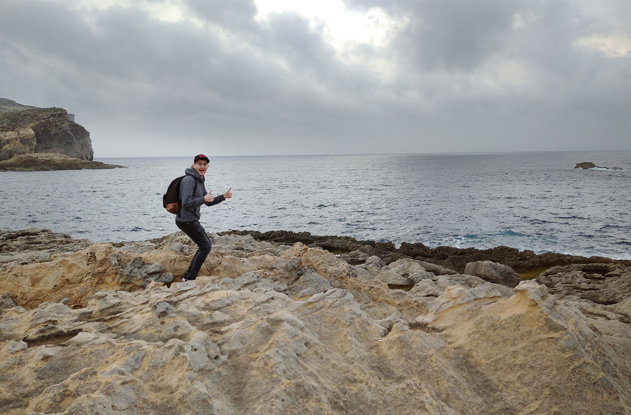 Kevin se raduje z jednoho z nejzápadnějších míst na Maltě. Také tady se natáčely záběry do seriálu Hra o trůny.