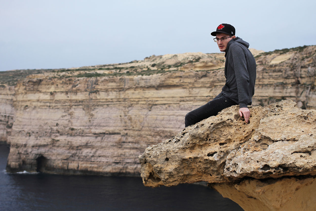 Čekáme na psolední autobus k přívozu na Maltu. V noci se doprava zastaví a trávit zde lednovou noc by bylo náročné.