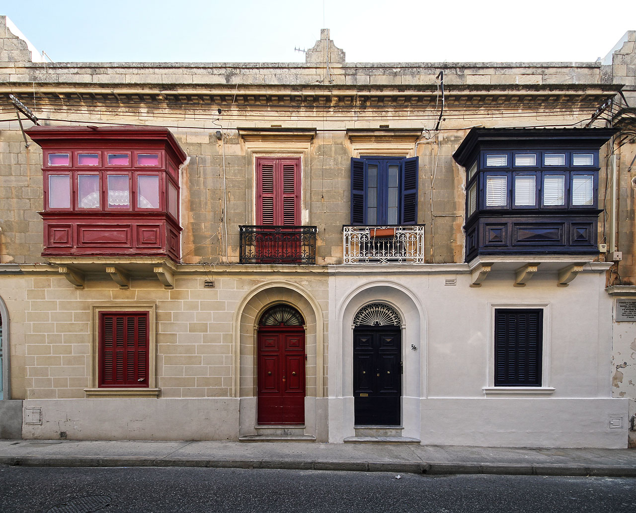 Nedělní ranní procházka po Gżiře před naší poslední plavbou. Kamenné domky jsou jako ze škatulky.