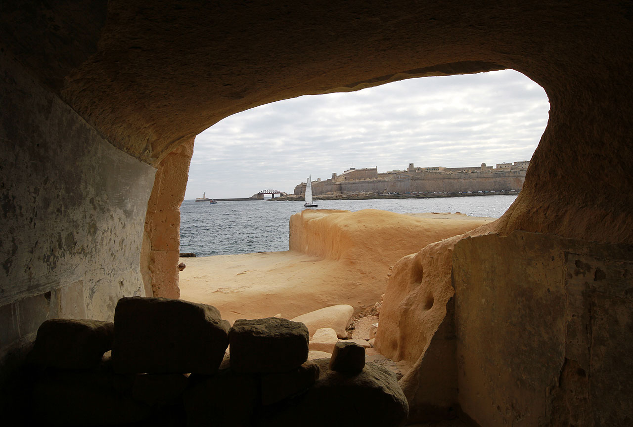 Pobřežních jeskyní, vhodných třeba i k přenocování, je maltské pobřeží doslova plné.