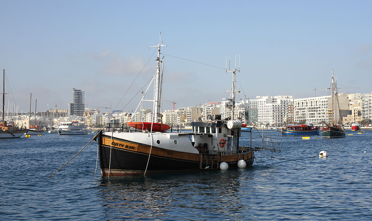 Vracíme se na nábřeží Triq Ix-Xatt a dáváme navždy sbohem severním břehům zátoky Marsmxett.