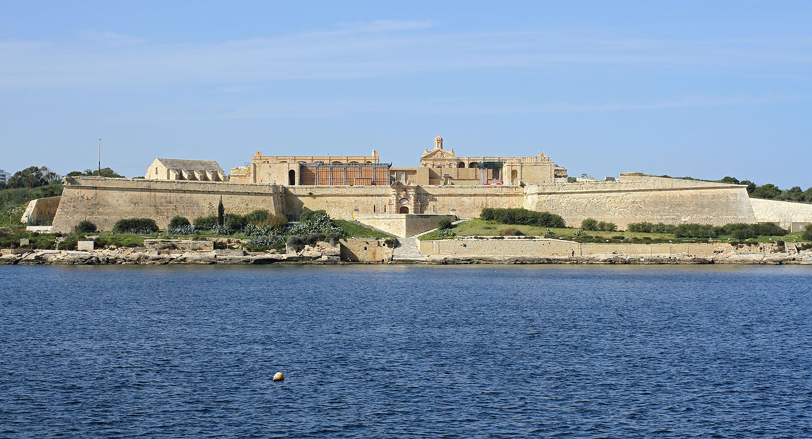 Městským přívozem pak překonáváme zátoku okolo ostrovní pevnosti Forti Manoel do hlavního města Valletty.