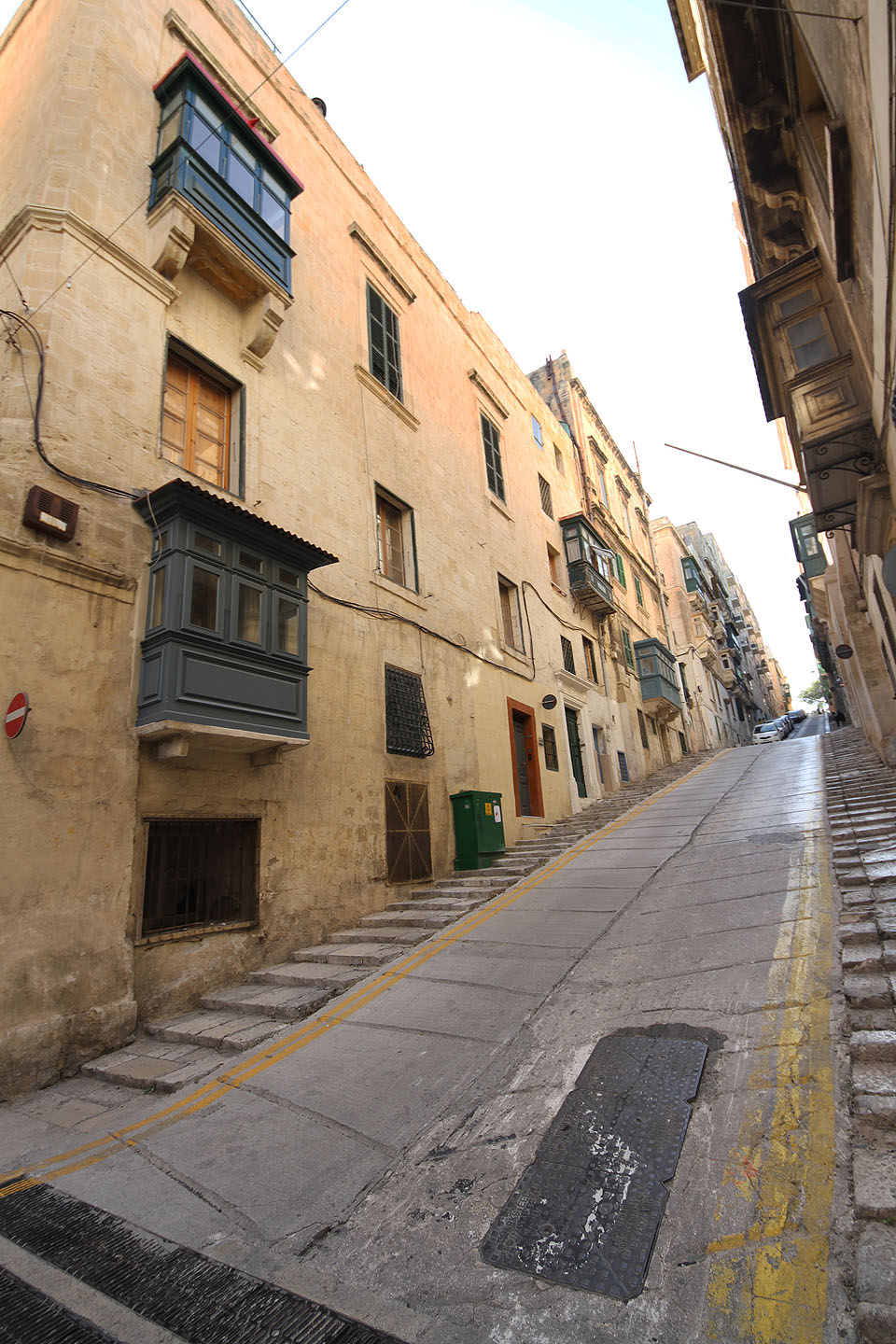 Strmé uličky vallettské. Město je svojí podobou barokní pevnosti blízké třeba českému <a href="/Tema/Terezín (ORP Litoměřice)">Terezínu</a>. Kdyby byl na kopci a nad mořem, ovšem.