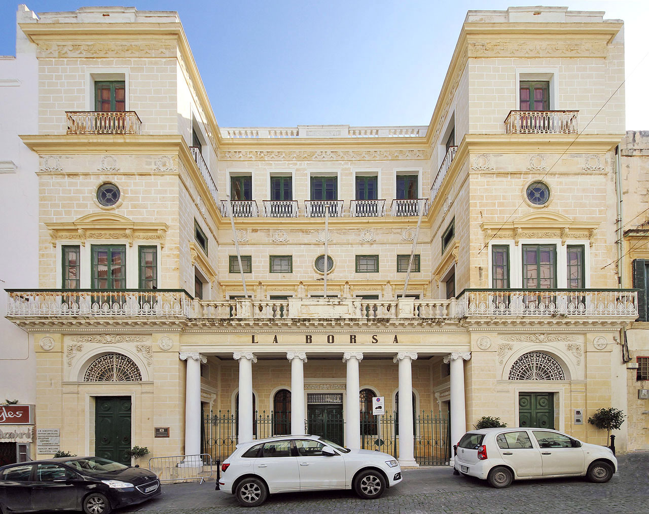 Budova maltské burzy z roku 1857 od architekta Giuseppeho Bonavii stojí v ulici Triq l-Arċisqof neboli Arcibiskupské.