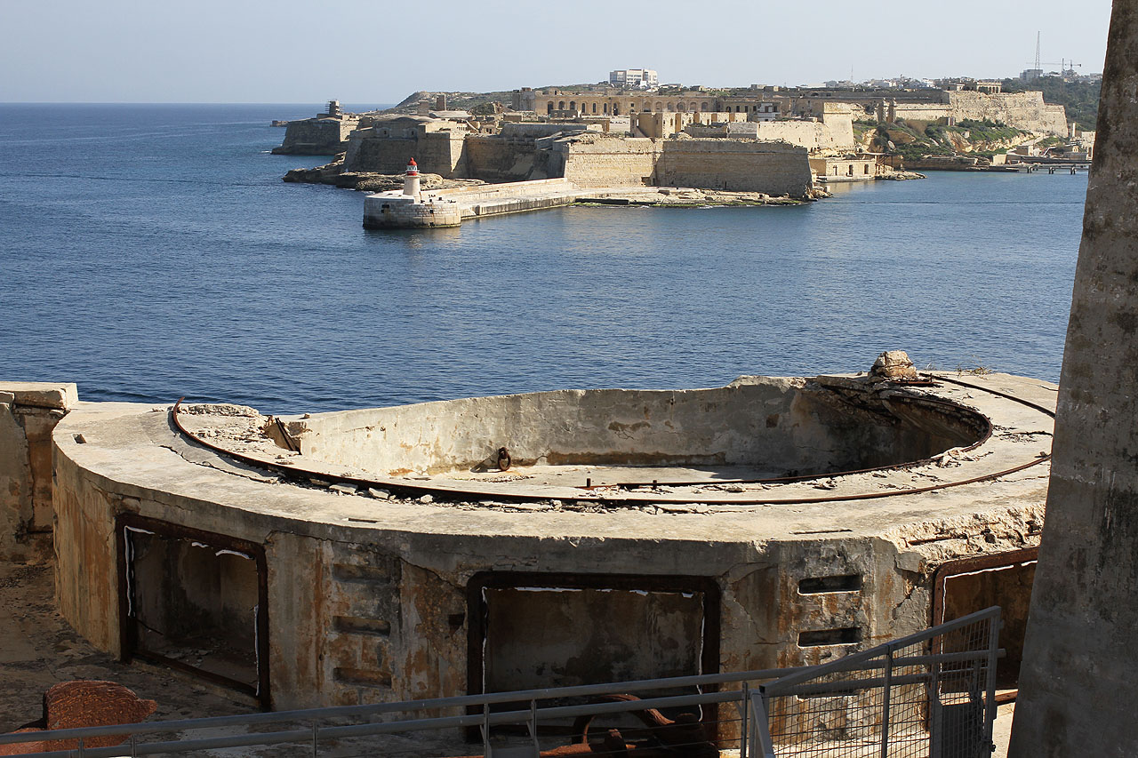 Zbývajícíh pár hodin trávíme procházkami po ulicích poblíž pevnosti St. Elmo (naproti pevnost Fort Ricasoli).