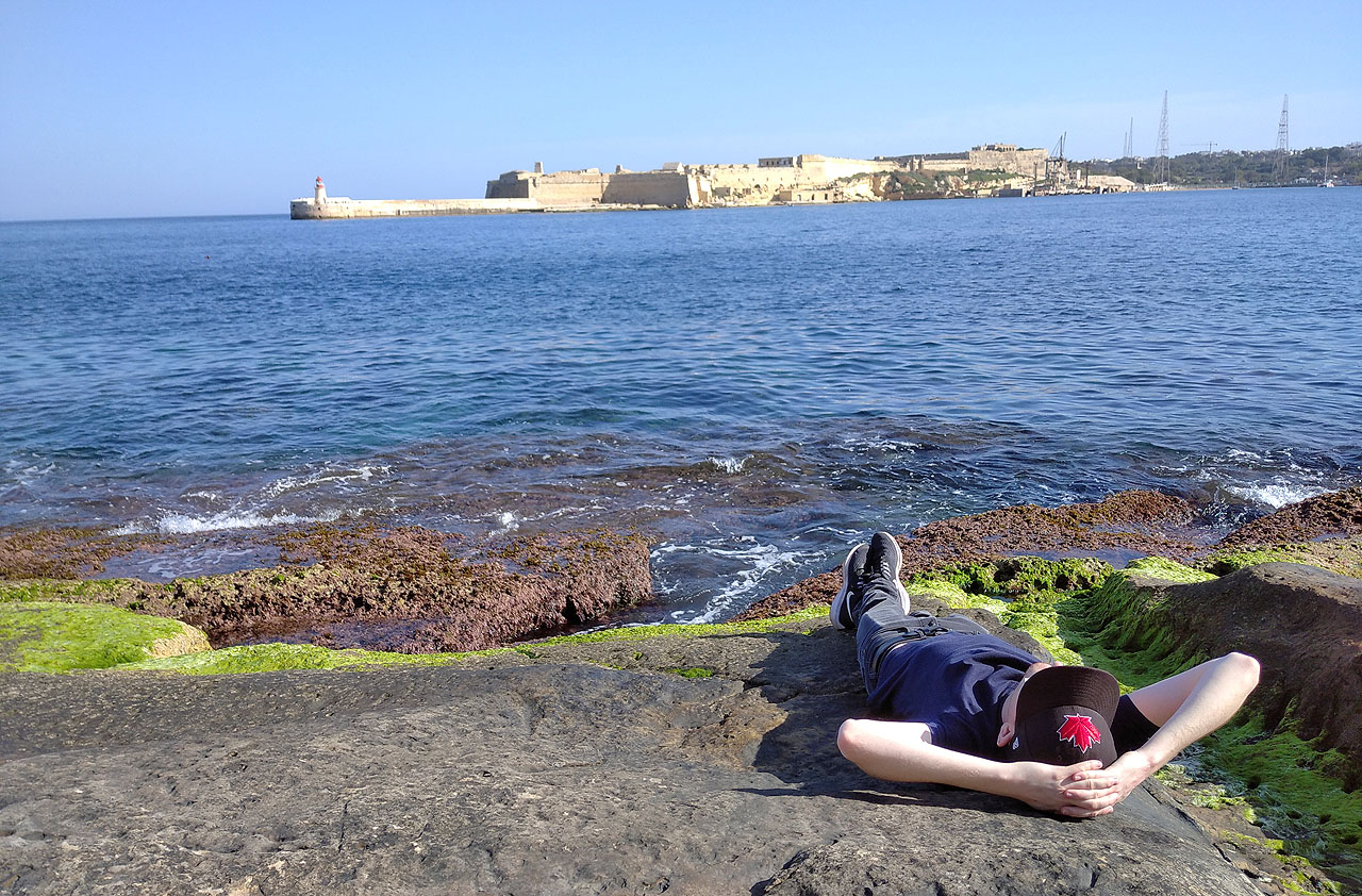 Je až zarážející, jak poklidné a prázdné jsou kamenné pláže přímo pod městskými hradbami. Ideální pro lenošení, hledání dárků pro přítelkyně a opalování na středomořském výsluní.