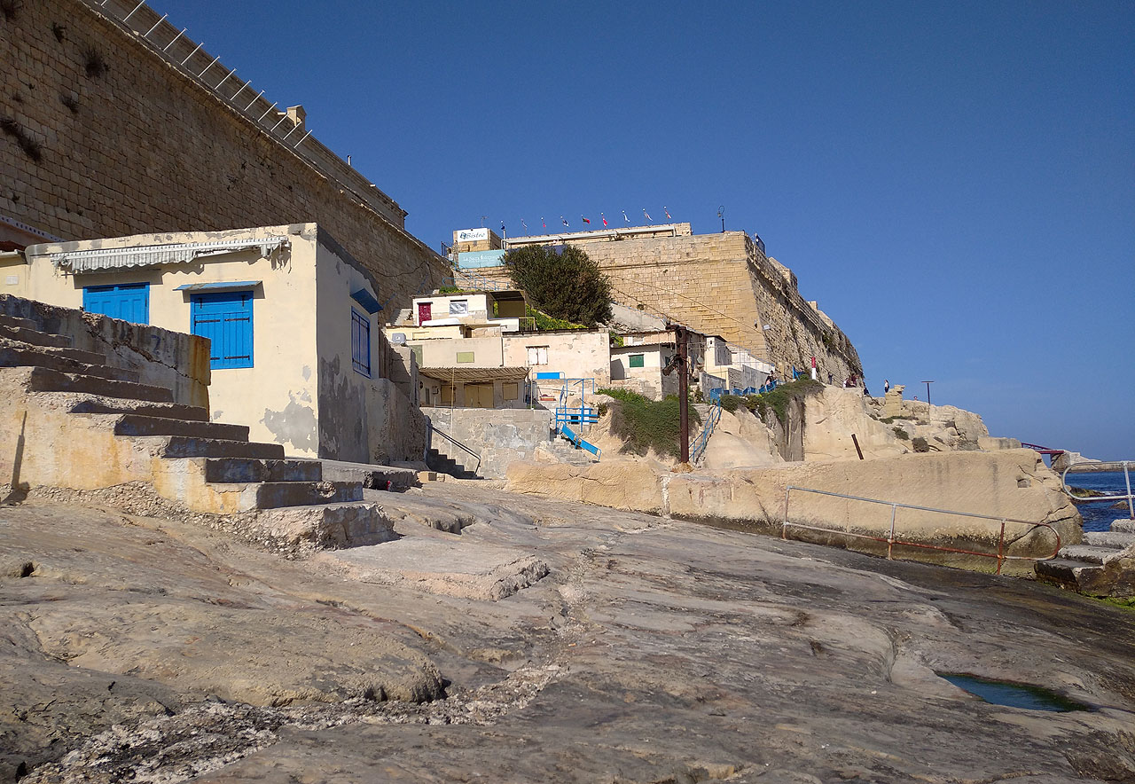 Bezejmenné uličky a schůdky pod pevností s rybářskými domky na skále mají pořád svoji příjemnou atmosféru, byť se nachází v centru metrolope.