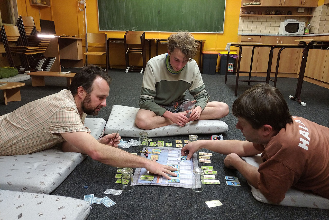 Původní pozávní od Tygřího drápu na halahojskou základnu v Naloučanech Volta na poslední chvíli zrušil, takže jsme neměli, kde hlavu složit. Ujal se nás tedy sám nejvyšší a dovolil nám přespat v třebíčské čajovně. Dokonce si se mnou zahrál i pár deskových her. Díky!