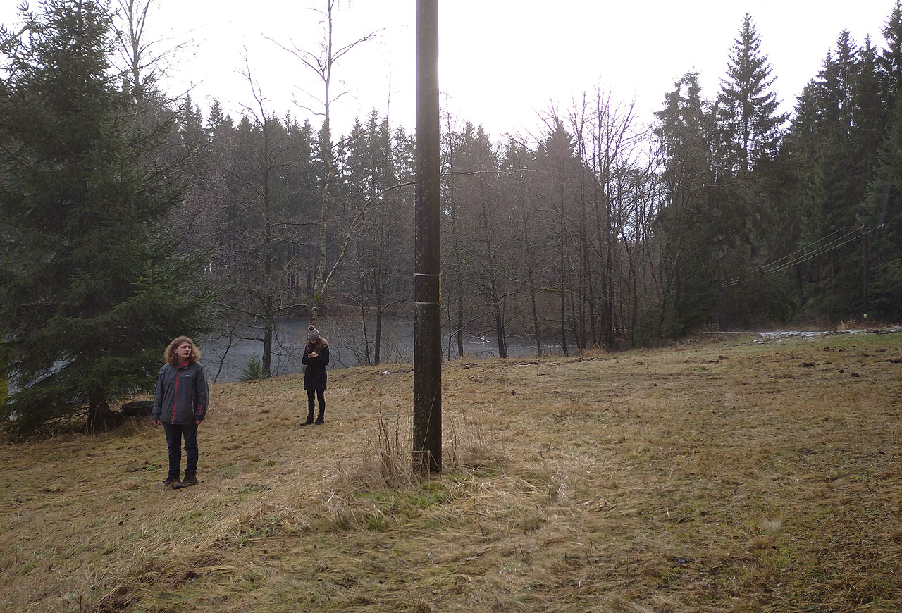 Splnit všechny podmínky, které na tábořiště klademe, se ukázalo jako docela nesnadný úkol. Když už najdete louku, která je poblíž rybníka, v dosahu je obchod i pitná voda a nikde okolo nevede silnice nebo turistická značka, zjistíte, že uprostřed stojí stožár vysokého napětí.