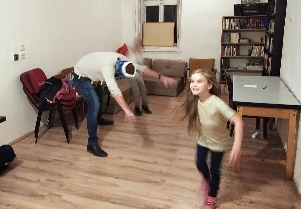 Rychlonožka nemá svou přezdívku náhodou. Právě hbitě unikla oslepenému Sokimu ze spárů, poté, co mu ze svetru uzmula drahocenný kolík.