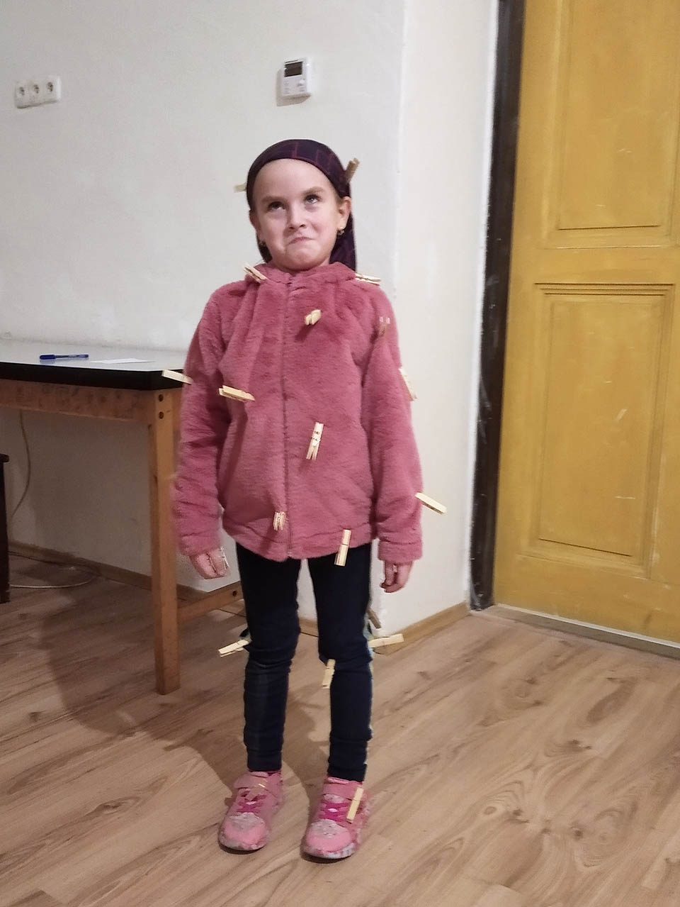 A tady je již sama ověšena kolíčky. Poté, co si zavázala oči šý´átkem, musela se slepá bránit našim loupeživým útokům na její dřevěné bohatství.