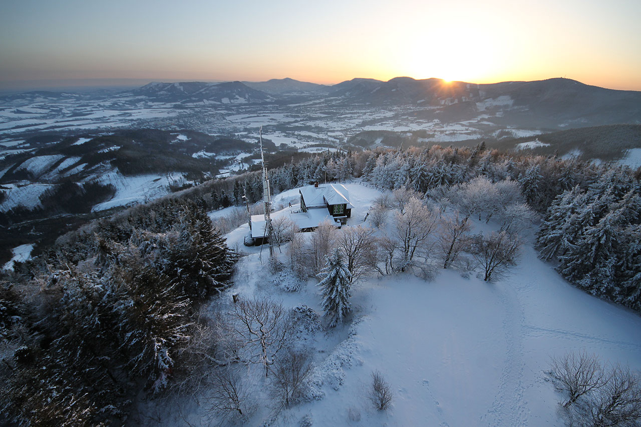 Dnešek bude průzračně slunečný. Na rozhledně je deset stupňů pod nulou a fouká ledový vítr, takže nám tuhne úsměv na rtech.
