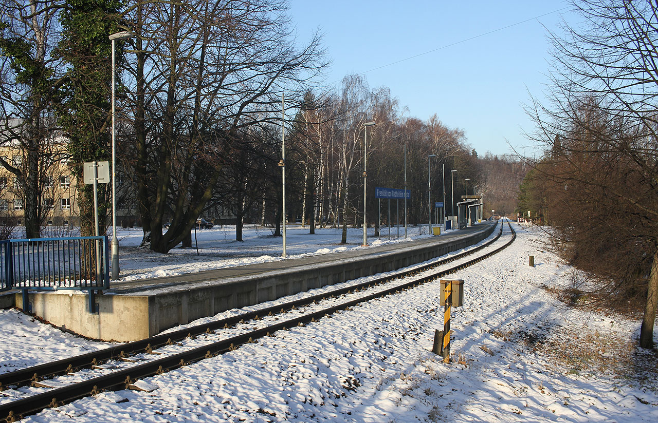 Železniční zastávka <a href="/Tema/Frenštát pod Radhoštěm město (žzast)">Frenštát pod Radhoštěm město</a> v těsném sousedství gymnázia na Křižíkově ulici.