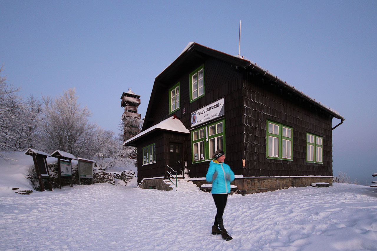 Rozhledna, chata, Vendy. Do východu slunce zbývá ještě celých 27 minut. Tak to jsme mohli jít pomaleji.