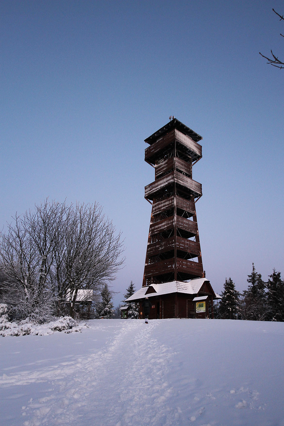 Devítipatrová rozhledna je celá ze dřeva a stylově zapadá mezi valašské stavby.