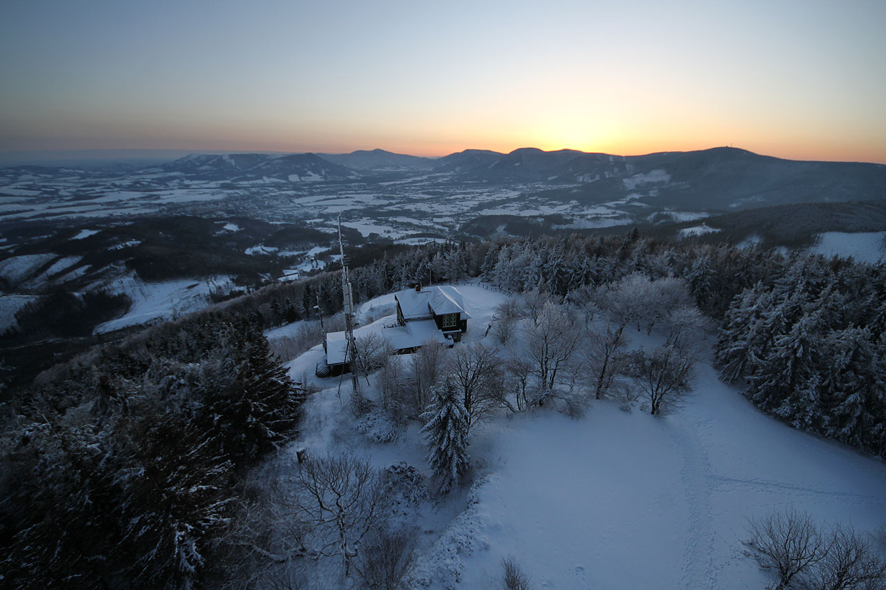 Pohled směrem na Frenštát, vpravo pásmo Ondřejníku.