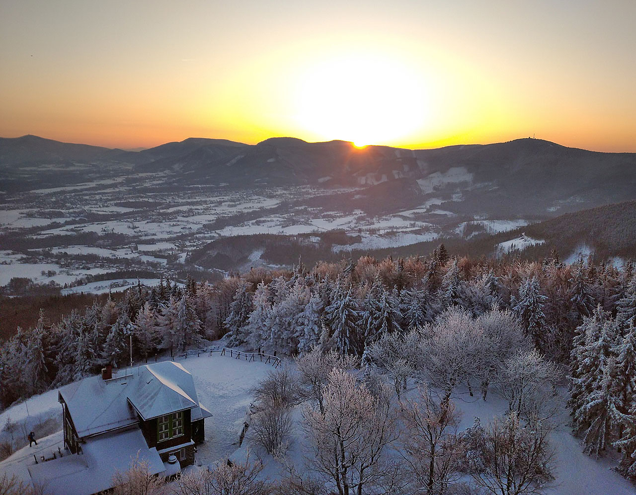 Slunce vyšlo přesně v 7 hodin a 21 minut.