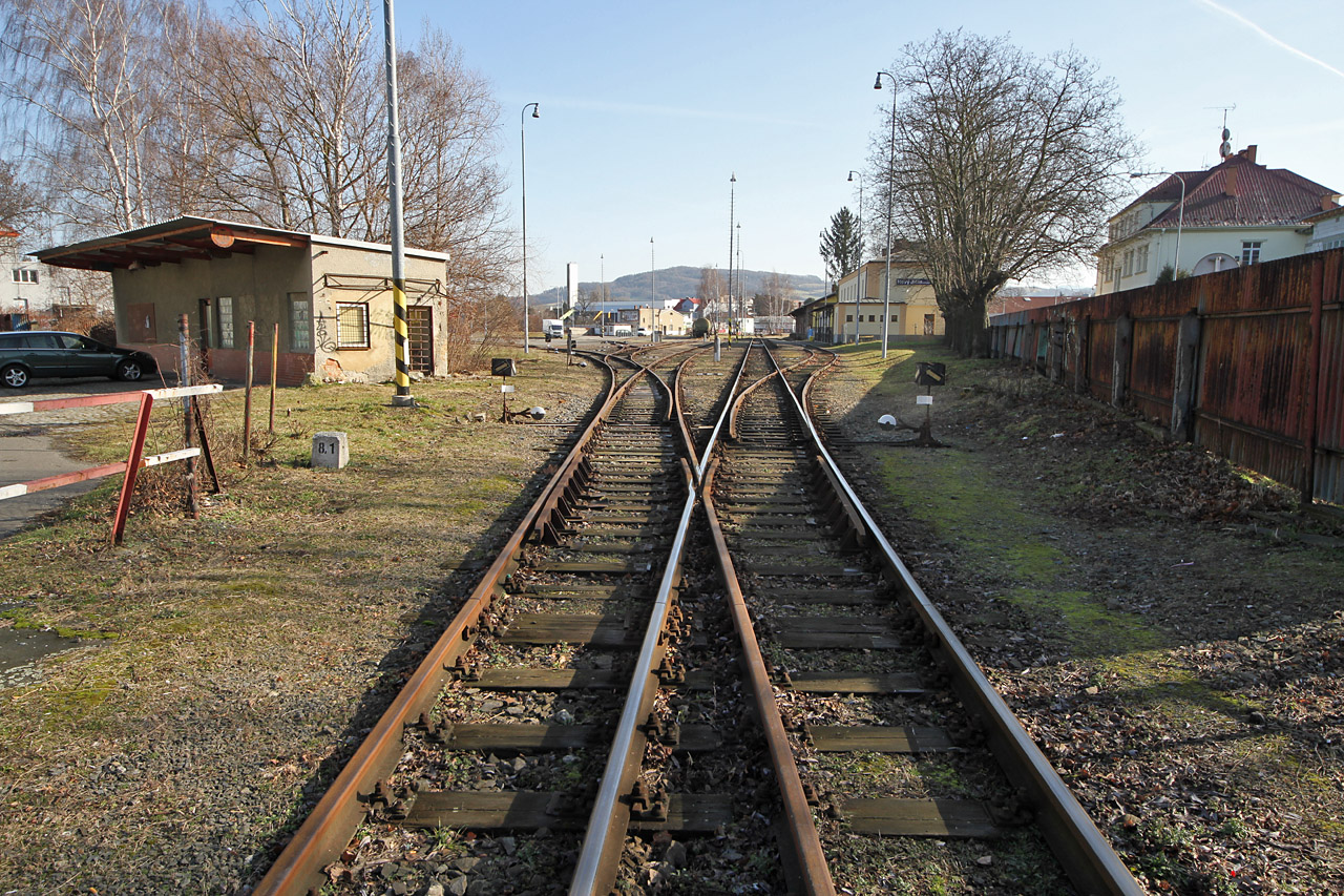 Z prokleté vily se vydáváme na nádraží. Zanedlouho nám pojede vlak do Suchodla a odtamtud dále až na jižní Moravu.